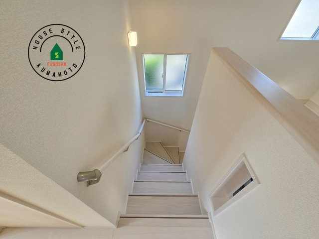 熊本市南区良町3丁目第1-2棟（1号棟）の内装|＜手すり付階段＞手すりがないと階段の昇り降りで危険なことはもちろん、壁に手をつきながら歩くことで壁紙が汚れやすくなります。すべての方に快適に昇り降りしていただくため、手すりを設置しました。