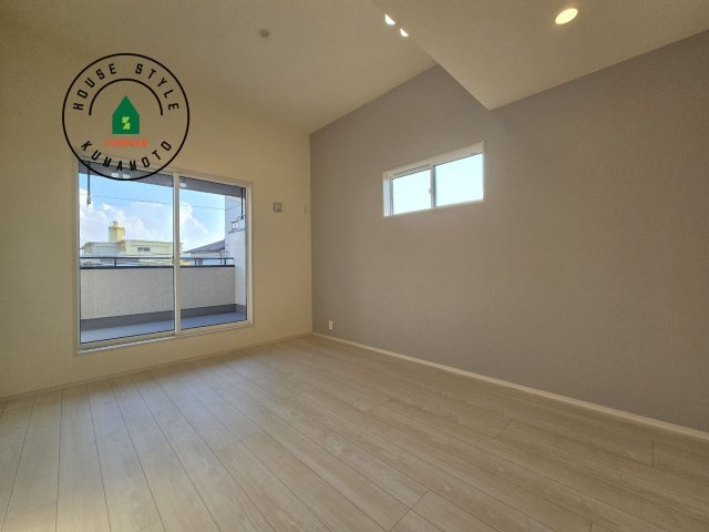 熊本市南区良町3丁目第1-2棟（1号棟）の寝室|主寝室には収納力に優れたクローゼットがありますので、お部屋もすっきり片付きます。