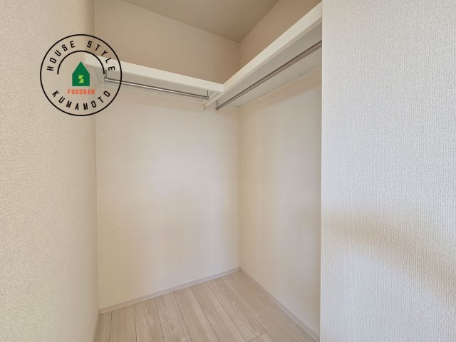 熊本市南区良町3丁目第1-2棟（1号棟）の収納|洋服や大きな荷物が多い方や人数の多いご家族などは、一般的なクローゼットよりもウォークインクローゼットのほうが使い勝手が良いです。