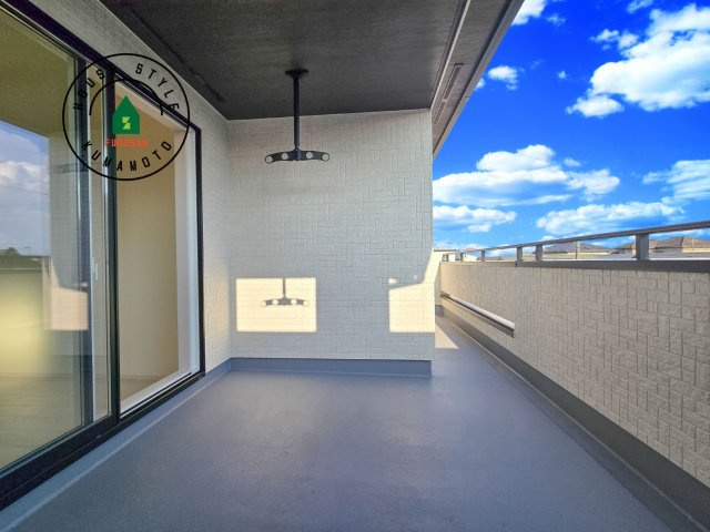 熊本市南区良町3丁目第1-2棟（1号棟）のバルコニー|風をしっかりと感じられるバルコニーでは、毎日が洗濯日和です。広々としているので洗濯も楽しくなるでしょうし、気分転換にバルコニーからの眺めを楽しむのもいいでしょう。