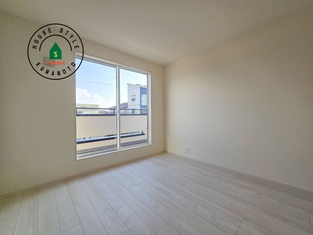 熊本市南区良町3丁目第1-2棟（1号棟）の洋室|採光良好な洋室は全居室、複層ガラスの遮熱効果と断熱効果で、一年中快適に過ごせます。