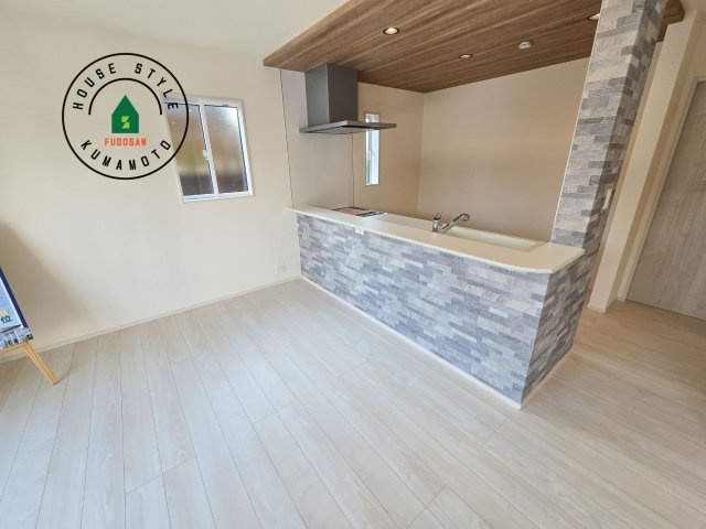 熊本市南区良町3丁目第1-2棟（1号棟）のダイニング|キッチンから立ち込める香りが今日の料理を期待させます。