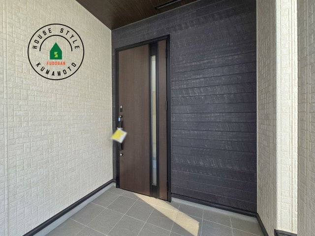 熊本市南区良町3丁目第1-2棟（1号棟）の玄関|おでかけの時も帰った時も、「我が家」を最初に感じでもらえる素敵な空間に。