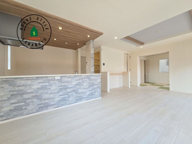 熊本市南区良町3丁目第1-2棟（1号棟）の居間・リビング|キッチンからリビングをしっかり確認できます。家族の笑顔があふれる空間になりそうですね。