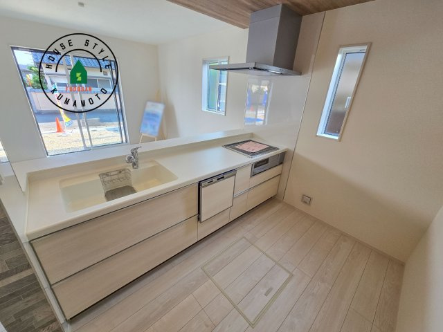 熊本市南区良町3丁目第1-2棟（1号棟）のキッチン|ダイニングテーブルへの配膳がラクラク、お料理はかどるカウンター付きシステムキッチン！