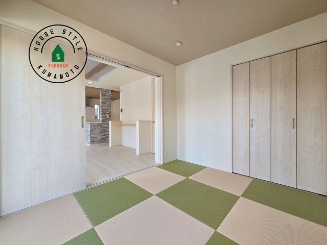 熊本市南区良町3丁目第1-2棟（1号棟）の和室|和室を上手に活用すると暮らし方の幅が広がります。例えば普段は開け放して、子供の小さいうちはお昼寝や遊びのスペースに。畳はソフトなので転んでもケガをしにくく安心です