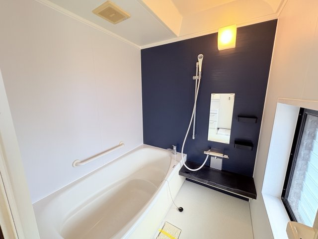 読谷村高志保1249-9中古戸建ての浴室