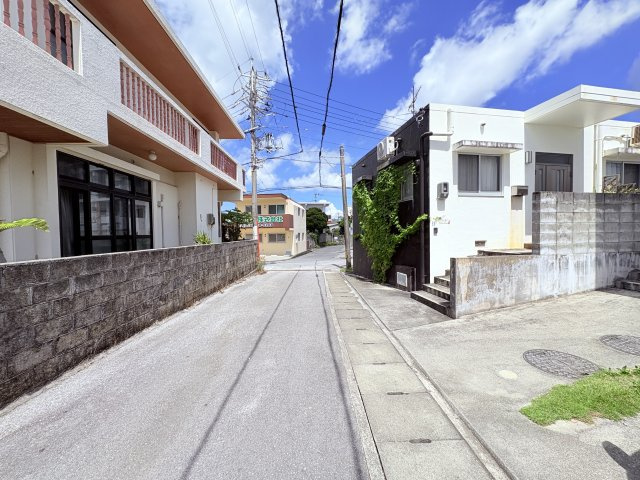 読谷村高志保1249-9中古戸建ての前面道路含む現地写真