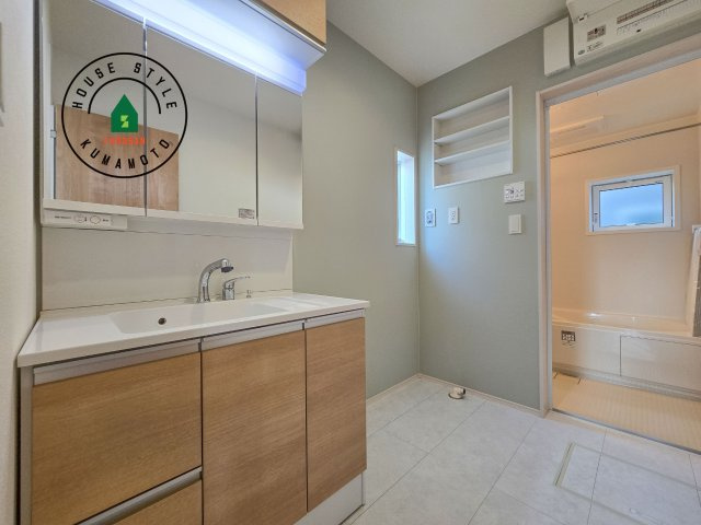 熊本市南区良町3丁目第1-2棟（2号棟）の脱衣所|ゆとりの洗面スペースで朝の身支度もスムーズに。暮らしを快適に変えるシャワー付洗面台です！