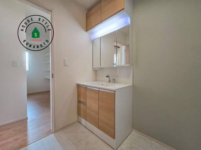 熊本市南区良町3丁目第1-2棟（2号棟）の独立洗面台|毎日使うものだから清潔な空間を保ちたい水回り。洗面にはそんな願いを解消させてくれる収納アイデアが満載です。三面鏡の裏側にはキャビネットが現れ小物から背の高い物まで収納できます。