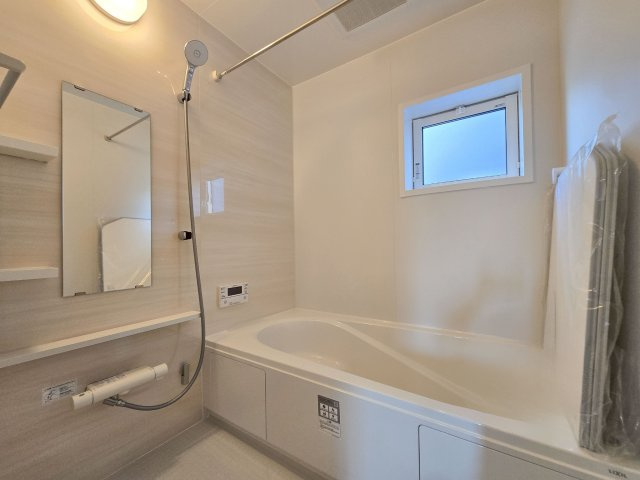 熊本市南区良町3丁目第1-2棟（2号棟）の浴室|1日の疲れを癒してくれる広々バスルーム。雨の日のお洗濯にも大活躍な浴室乾燥機付です！