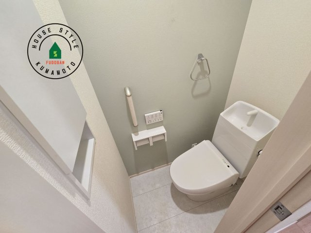 熊本市南区良町3丁目第1-2棟（2号棟）のトイレ|温水洗浄便座を完備しております。2ヶ所にトイレがあるのは朝の慌ただしい時間も安心です。