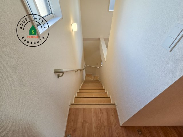 熊本市南区良町3丁目第1-2棟（2号棟）の内装|＜手すり付階段＞手すりがないと階段の昇り降りで危険なことはもちろん、壁に手をつきながら歩くことで壁紙が汚れやすくなります。すべての方に快適に昇り降りしていただくため、手すりを設置しました。