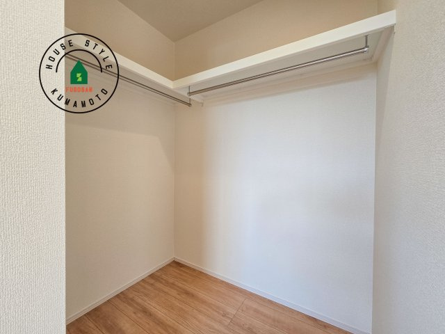 熊本市南区良町3丁目第1-2棟（2号棟）の収納|洋服や大きな荷物が多い方や人数の多いご家族などは、一般的なクローゼットよりもウォークインクローゼットのほうが使い勝手が良いです。