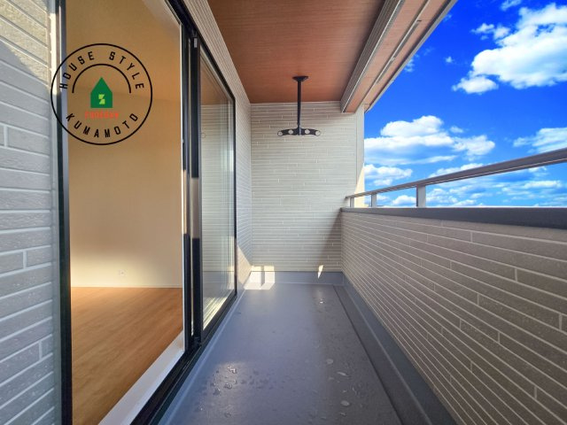 熊本市南区良町3丁目第1-2棟（2号棟）のバルコニー|風をしっかりと感じられるバルコニーでは、毎日が洗濯日和です。広々としているので洗濯も楽しくなるでしょうし、気分転換にバルコニーからの眺めを楽しむのもいいでしょう。