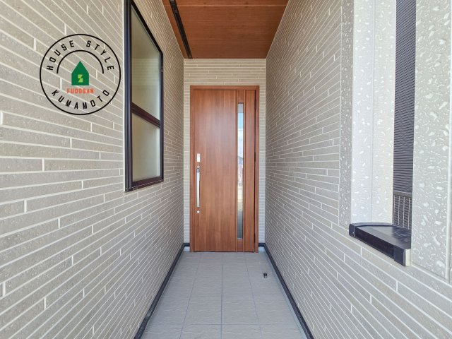 熊本市南区良町3丁目第1-2棟（2号棟）の玄関|おでかけの時も帰った時も、「我が家」を最初に感じでもらえる素敵な空間に。