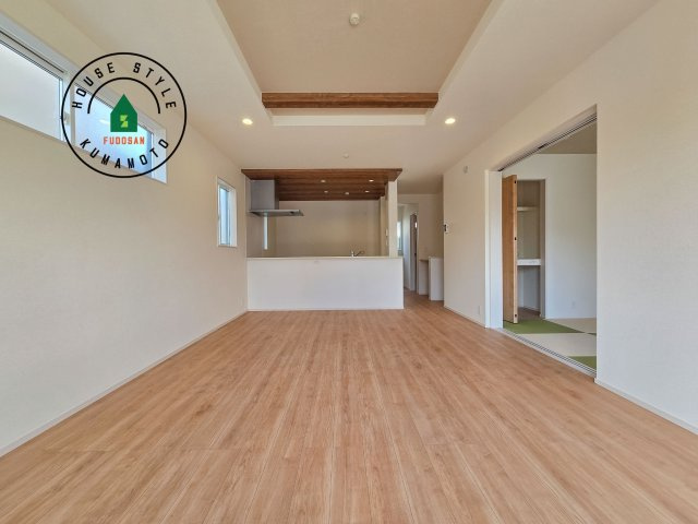 熊本市南区良町3丁目第1-2棟（2号棟）の居間・リビング|キッチンからリビングをしっかり確認できます。家族の笑顔があふれる空間になりそうですね。