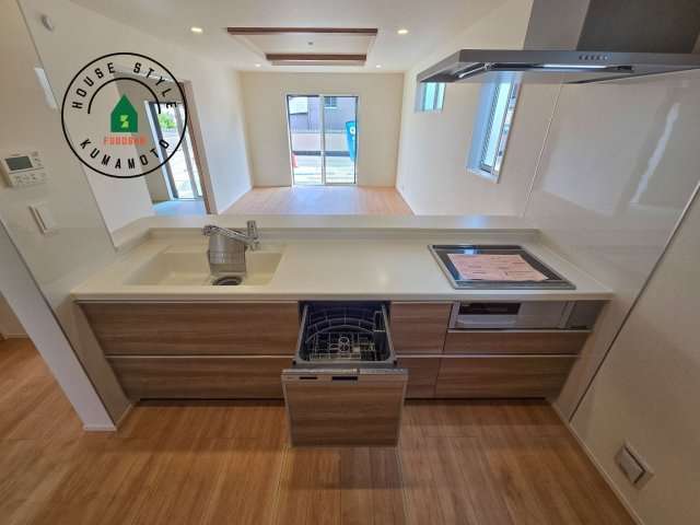 熊本市南区良町3丁目第1-2棟（2号棟）のキッチン|ご家族を近くに感じられる対面キッチンのLDK。会話もはずみそうですね。