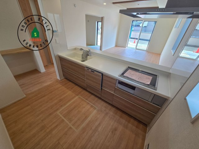 熊本市南区良町3丁目第1-2棟（2号棟）のキッチン|ダイニングテーブルへの配膳がラクラク、お料理はかどるカウンター付きシステムキッチン！