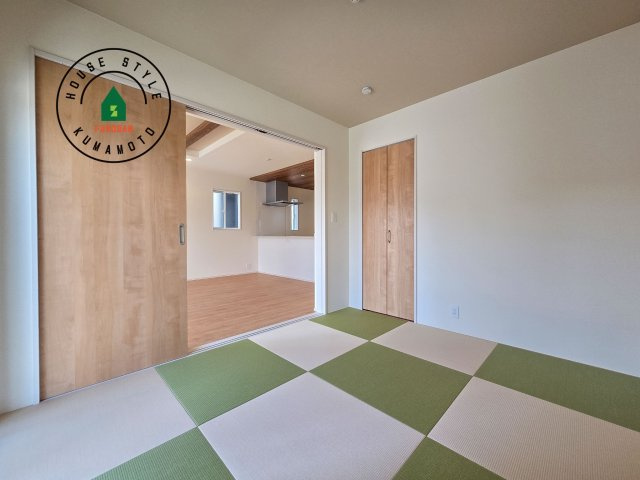 熊本市南区良町3丁目第1-2棟（2号棟）の和室|和室を上手に活用すると暮らし方の幅が広がります。例えば普段は開け放して、子供の小さいうちはお昼寝や遊びのスペースに。畳はソフトなので転んでもケガをしにくく安心です