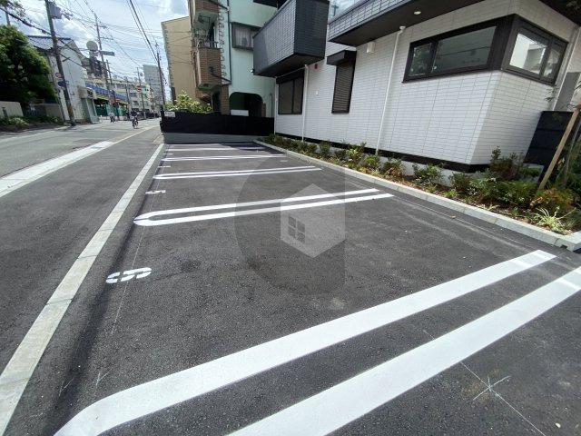 マニフィック御厨中の駐車場