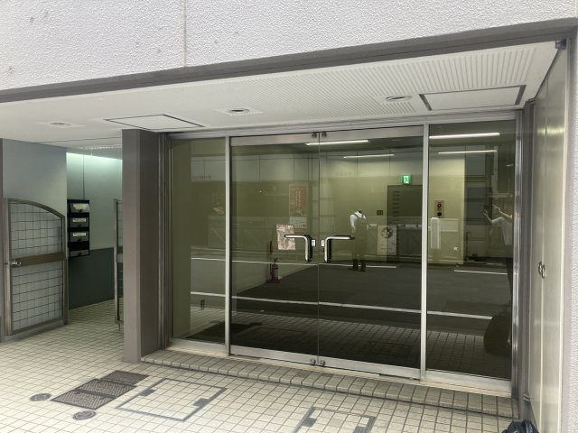 佑昌ビルのエントランス