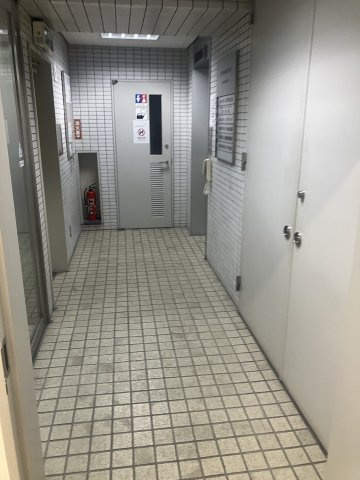 佑昌ビルのエントランス