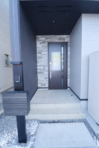 郡山市安積荒井２丁目　　　１号棟　　　安積第１小学校、安積中学区の玄関