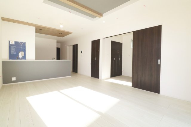 郡山市安積荒井２丁目　　　１号棟　　　安積第１小学校、安積中学区の居間・リビング