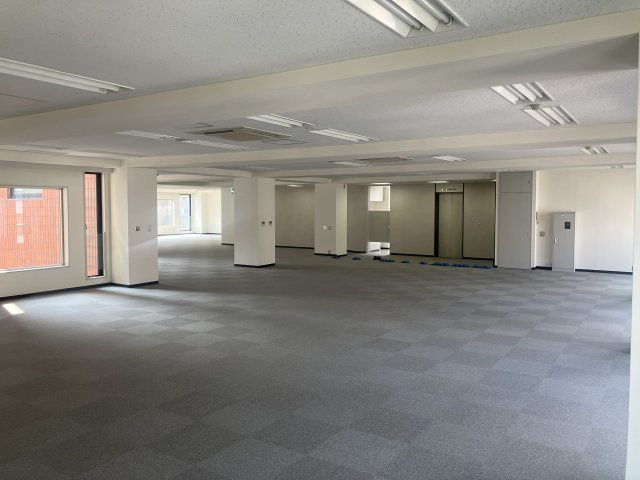 樋口本店ビルのロビー