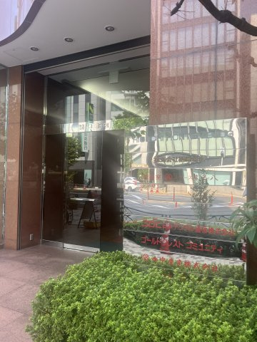 樋口本店ビルのエントランス