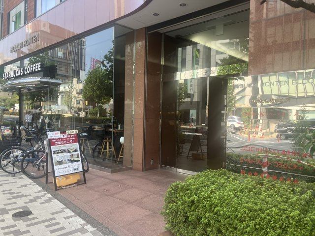 樋口本店ビルのエントランス