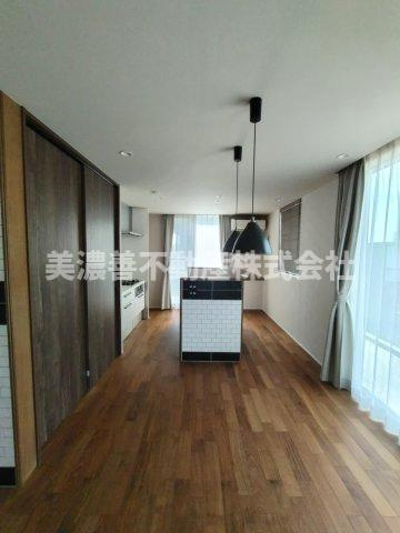 ６５８８９　岐阜市一日市場中古戸建ての居間・リビング