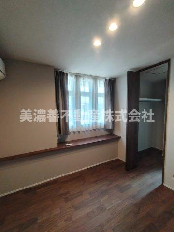 ６５８８９　岐阜市一日市場中古戸建ての洋室