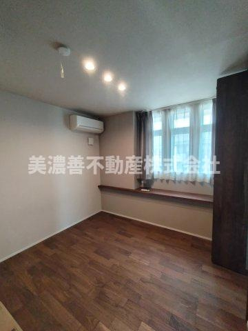 ６５８８９　岐阜市一日市場中古戸建ての洋室