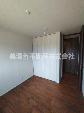 ６５８８９　岐阜市一日市場中古戸建ての洋室