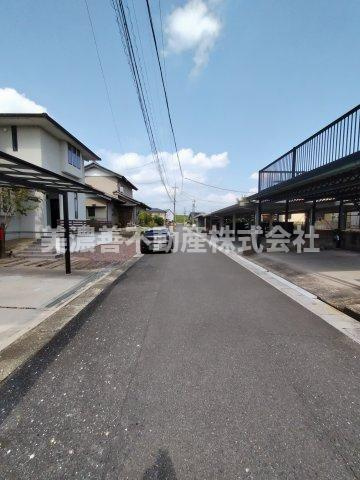６５８８９　岐阜市一日市場中古戸建ての前面道路含む現地写真