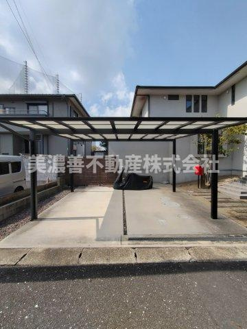 ６５８８９　岐阜市一日市場中古戸建ての駐車場