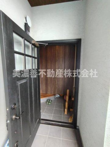 ６５８８９　岐阜市一日市場中古戸建ての玄関