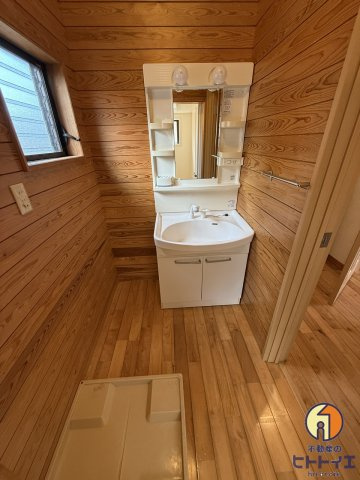 明洲ハイツの洗面所|明るい洗面所です