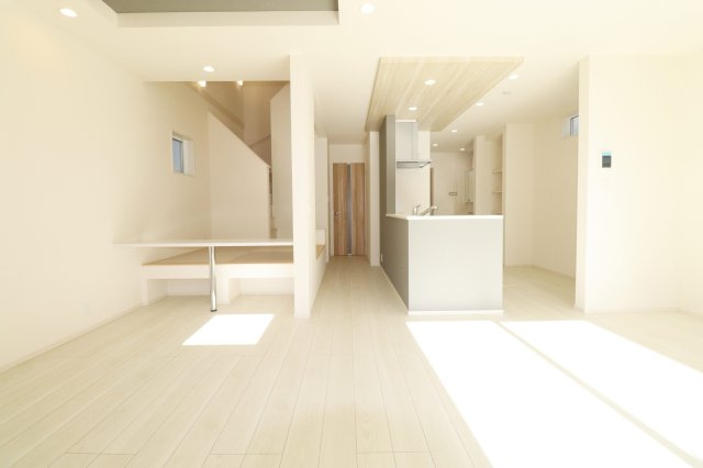 郡山市安積荒井２丁目　　　２号棟　　　安積第１小学校、安積中学区の居間・リビング