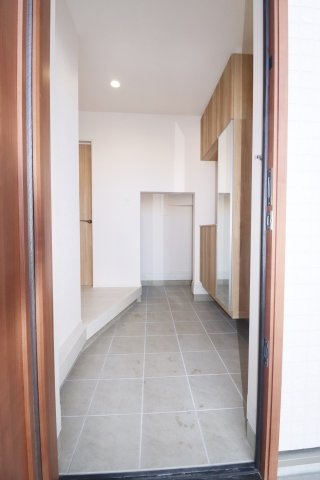 郡山市安積荒井２丁目　　　２号棟　　　安積第１小学校、安積中学区の玄関