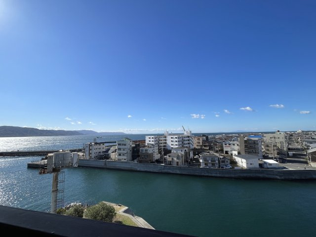 明石アーバンライフの展望|【住戸からの眺望】
前面に視界を遮る高い建物はありません。暖かな陽光が室内までたっぷり降り注ぎます。海が近く、潮風を感じることができそうです。