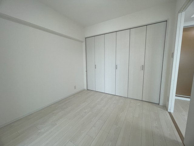 明石アーバンライフの洋室|【洋室/約4.9帖】
クローゼットには扉があるので、スッキリとした印象を保てます。フローリング仕様なので、日々のお手入れもスムーズ。※写真は賃貸前に撮影されたものです。