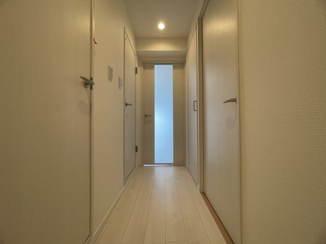 明石アーバンライフの内装|【廊下】
廊下には、洗面室とトイレが配置されています。LDKの扉を閉めることで、玄関から室内の様子を伺われることがありません。※写真は賃貸前に撮影されたものです。