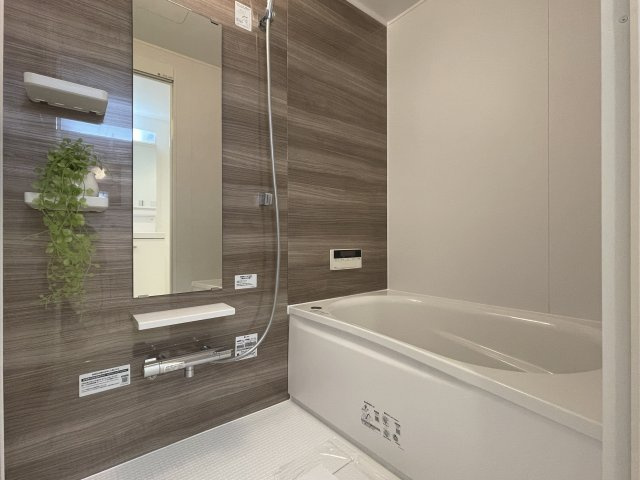 明石アーバンライフの浴室|【浴室】
癒しの時間を演出するバスルーム。シャンプーやせっけんなどが置ける棚が複数備え付けられています。※写真は賃貸前に撮影されたものです。