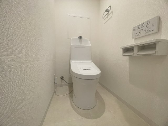 明石アーバンライフのトイレ|【トイレ】
白を基調とした清潔感のあるトイレです。手洗い一体型タイプのため、使用後すぐに手が洗え衛生的です。※写真は賃貸前に撮影されたものです。