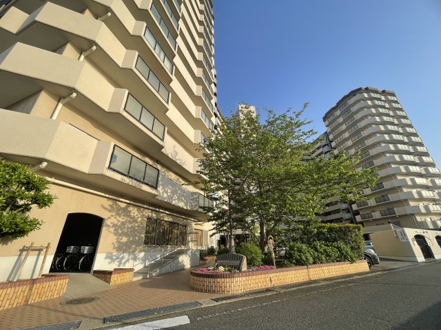 明石アーバンライフの外観|【現地外観写真】
敷地内の植樹の手入れも行き届いているため、季節の移り変わりを目で見て感じていただけます。