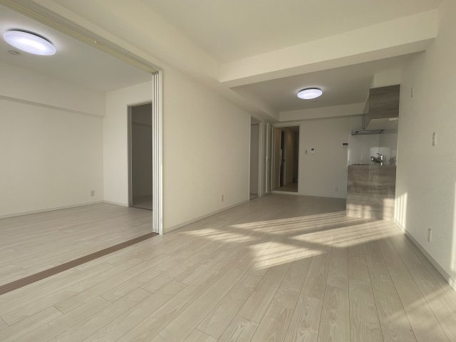 明石アーバンライフの居間・リビング|【LDK】
ご家族が集うLDKは約13.0帖の広さ。南西向きの窓からたっぷりと陽光が差し込みます。隣接する約6.1帖洋室の引き戸を開放すると一体利用が可能です。※写真は賃貸前に撮影されたものです。