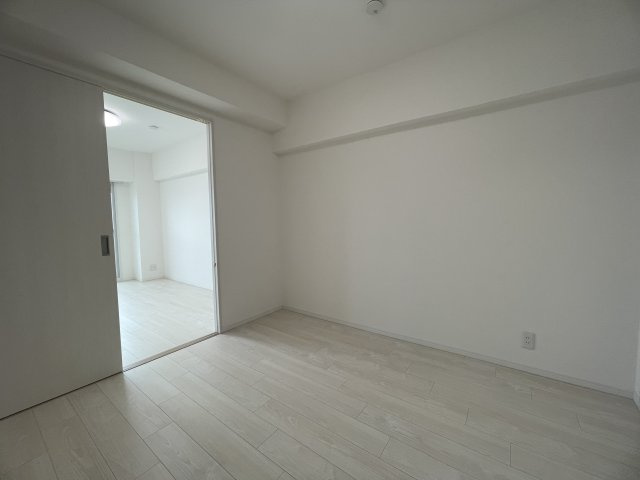 明石アーバンライフの洋室|【洋室/約4.9帖】
洋室約6.1帖に隣接しており、引き戸を開放することで一体利用が可能です。※写真は賃貸前に撮影されたものです。